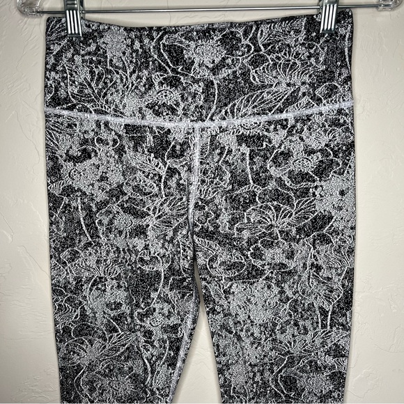 Athleta Elation Graffiti 7/8 Black/White High Rise Powervita Athletic Leggings - Picture 4 of 9